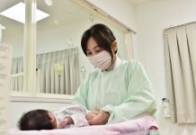 嬰兒換尿布「咔嗒」怪聲響 小心暗藏長短腳大危機