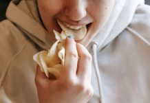 減重總是管不住嘴狂吃零食? 研究:關鍵恐「睡得不夠多」
